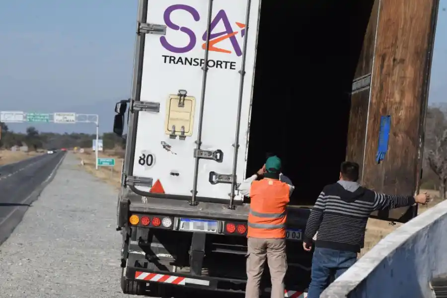CONTROLANDO. Un efectivo toma fotos del acoplado de un camión.