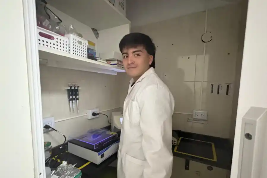 EN EL CUARTO. Lucas Gallo (23, cuarto año de Bioquímica) se incorporó al Immca en mayo como agregado estudiantil. / VICTORIA REINOSO, LA GACETA