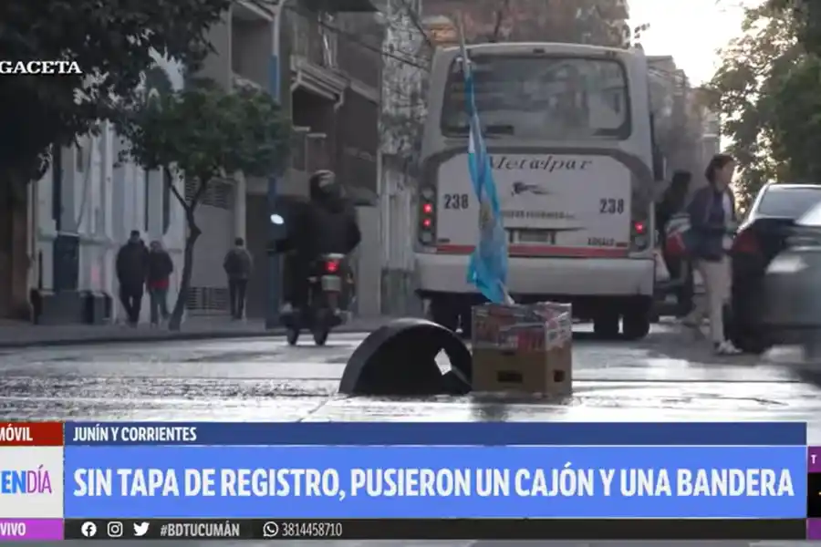 Improvisación en Barrio Norte: una tapa mal colocada obligó a los vecinos a armar su propia señal de tránsito