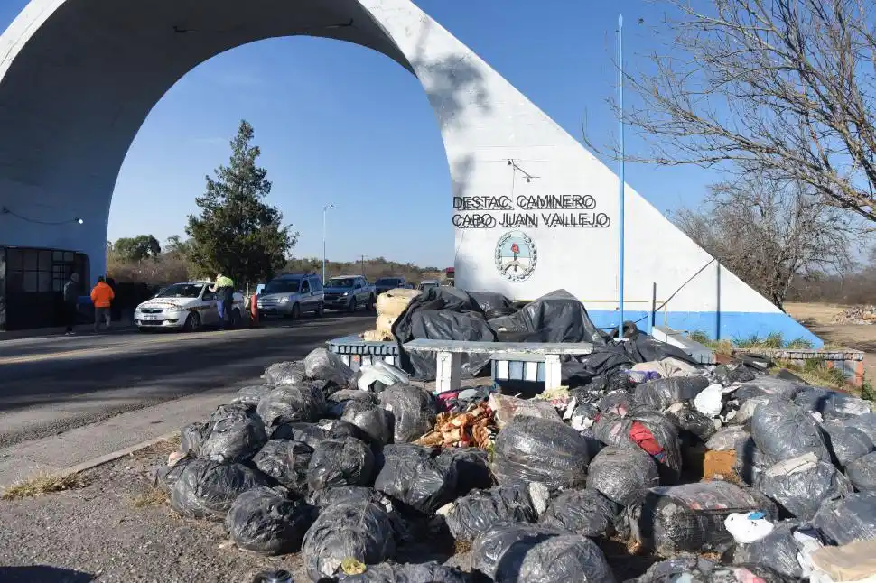UN MAR DE BOLSAS NEGRAS. Las autoridades estimaron que sólo en el puesto de Cabo Vallejo, en el límite con Salta, hay por lo menos unos 2.000 bultos con mercadería amontonados al aire libre. 