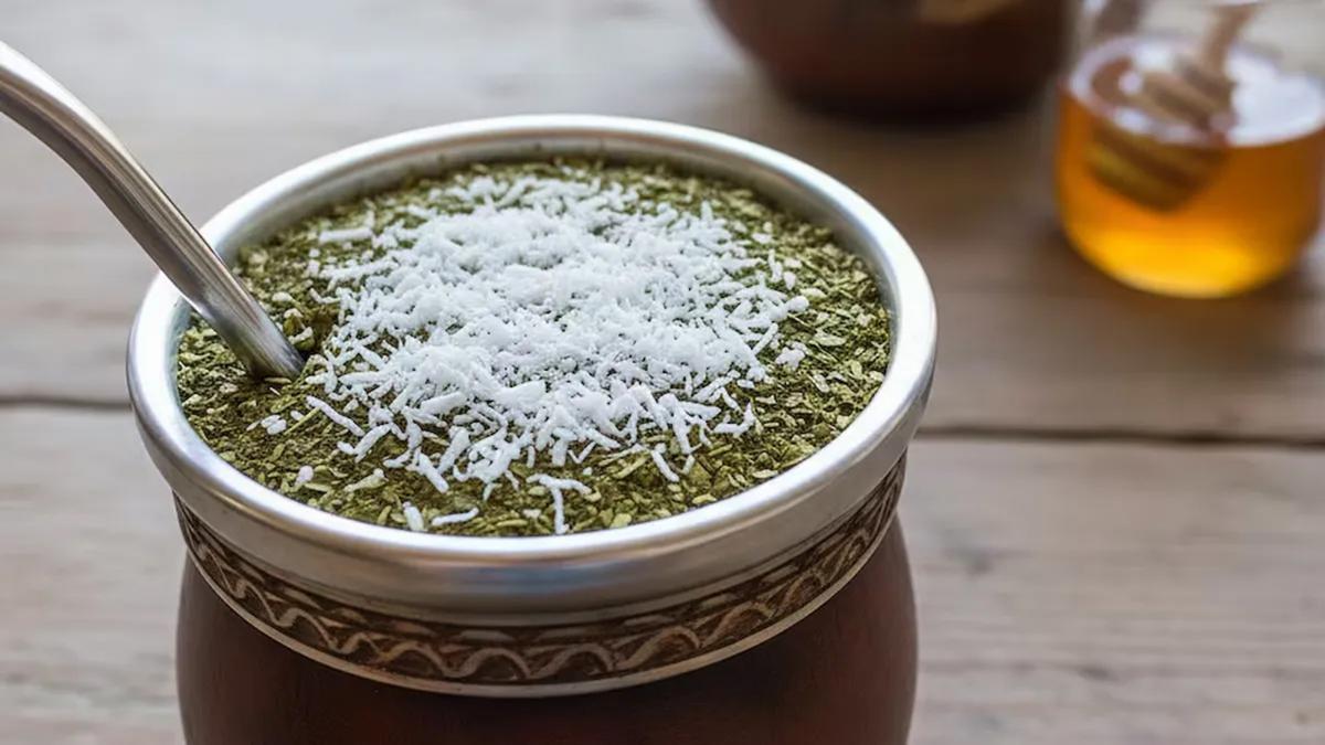 Por qué recomiendan ponerle coco rallado al mate: no es solo por el sabor