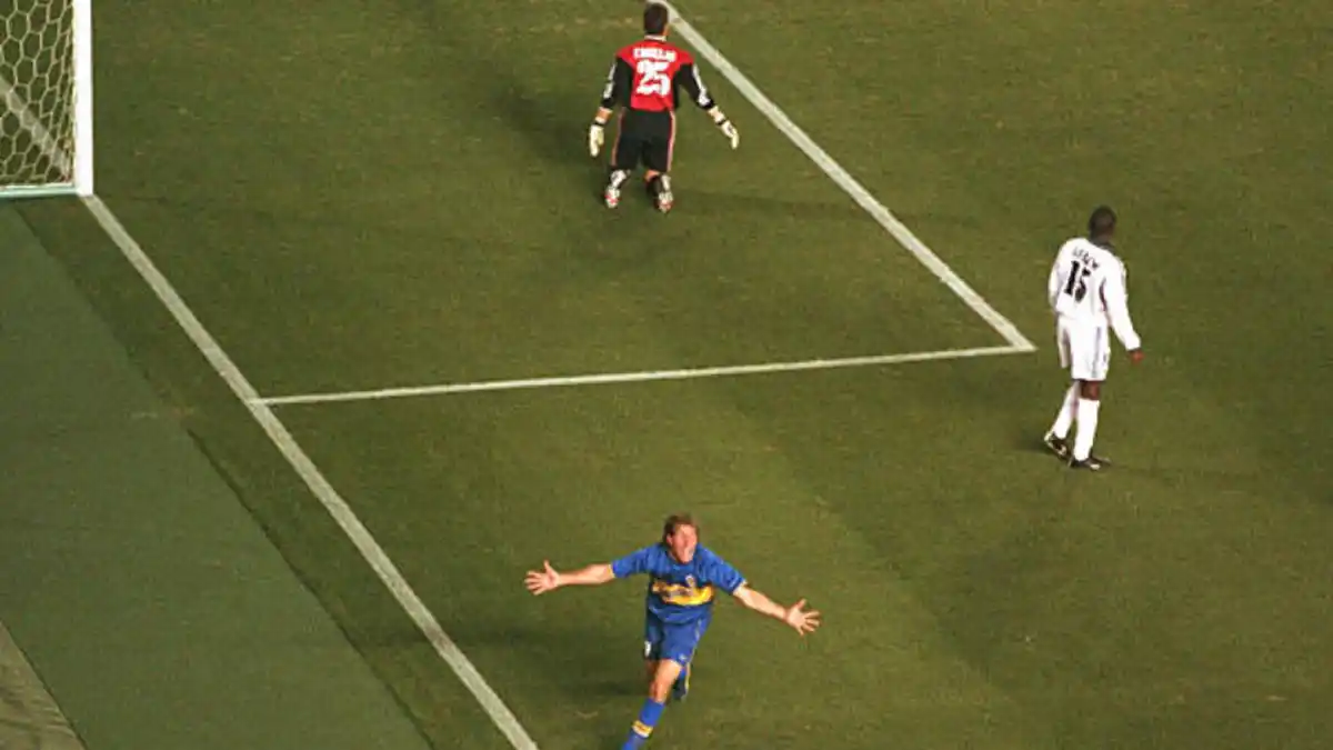 SIN RESPUESTA. Iker Casillas no logró contener el remate de Palermo en Tokio.