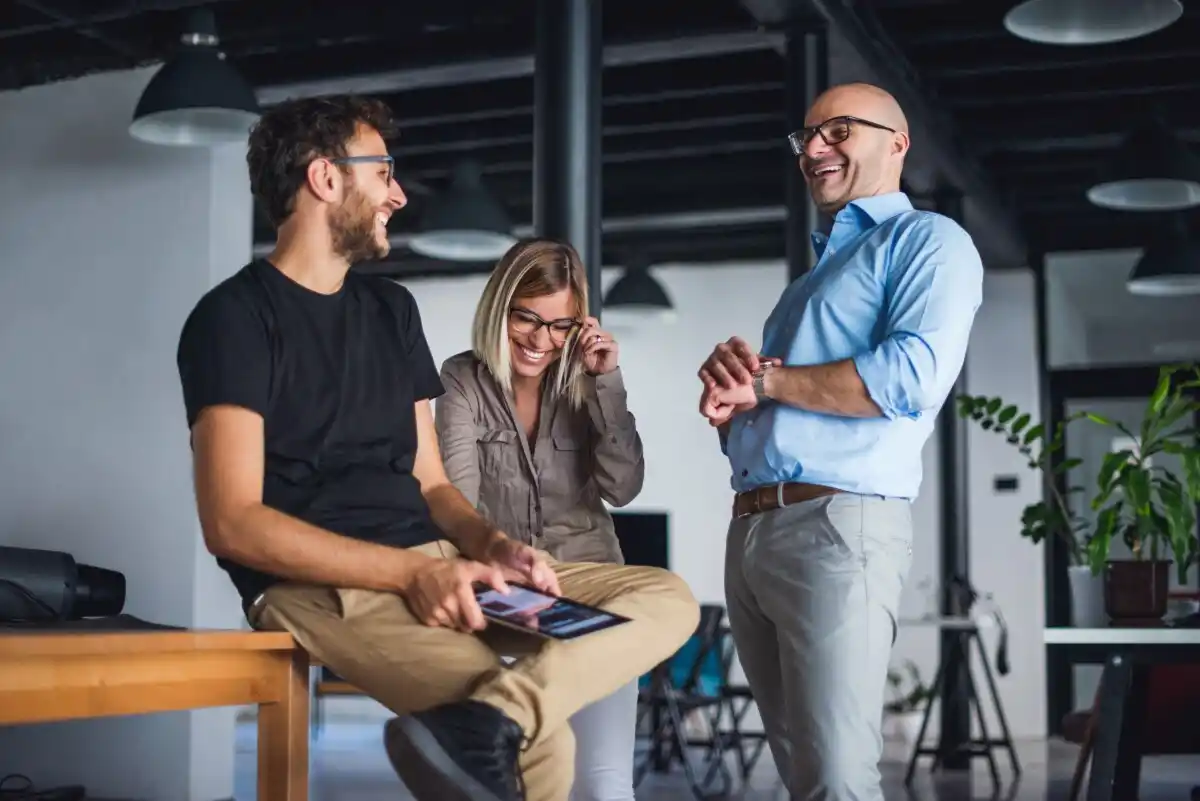AMISTAD LABORAL. El 81% de los argentinos afirma haber hecho amigos en su trabajo, según un estudio de Randstad realizado en el país, Chile y Uruguay