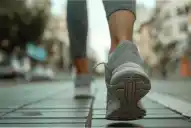 Micro-caminatas: el ejercicio de pocos minutos que puede ayudar a reducir el estrés y controlar la glucosa