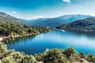 El embalse más antiguo de España que parece una playa y está a solo una hora y media de Madrid
