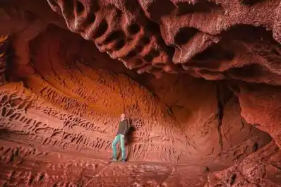 No es Marte, es Cataluña: la ruta de senderismo familiar que conduce a una cueva prehistórica