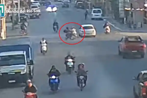 600x400_accidente-banda-rio-sali-captado-camaras-tres-heridos-tras-choque-entre-dos-motocicletas-1100220-151548.webp