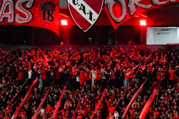 Prohibieron el ingreso a las canchas a un jefe de la barra de Independiente después del caos con la U. de Chile