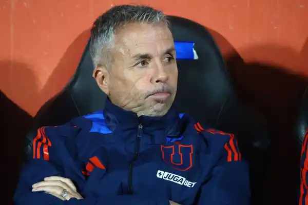DOLOR. El entrenador de la U de Chile denunció que su hijo de nueve años estuvo encerrado en un palco y fue amenazado por hinchas.