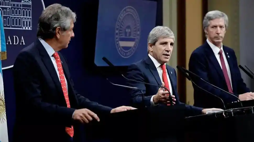 EL EQUIPO ECONÓMICO. Luis Caputo sigue analizando medidas para mantener el tipo de cambio y para que no se traslade a precios minoristas.