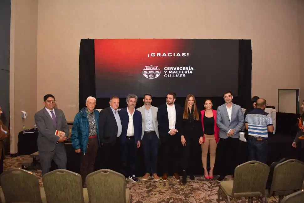 ALIANZAS ESTRATÉGICAS. Las autoridades de las fundaciones del Tucumán y León posan, tras el Foro “Impulso NOA”, presentado por LA GACETA.