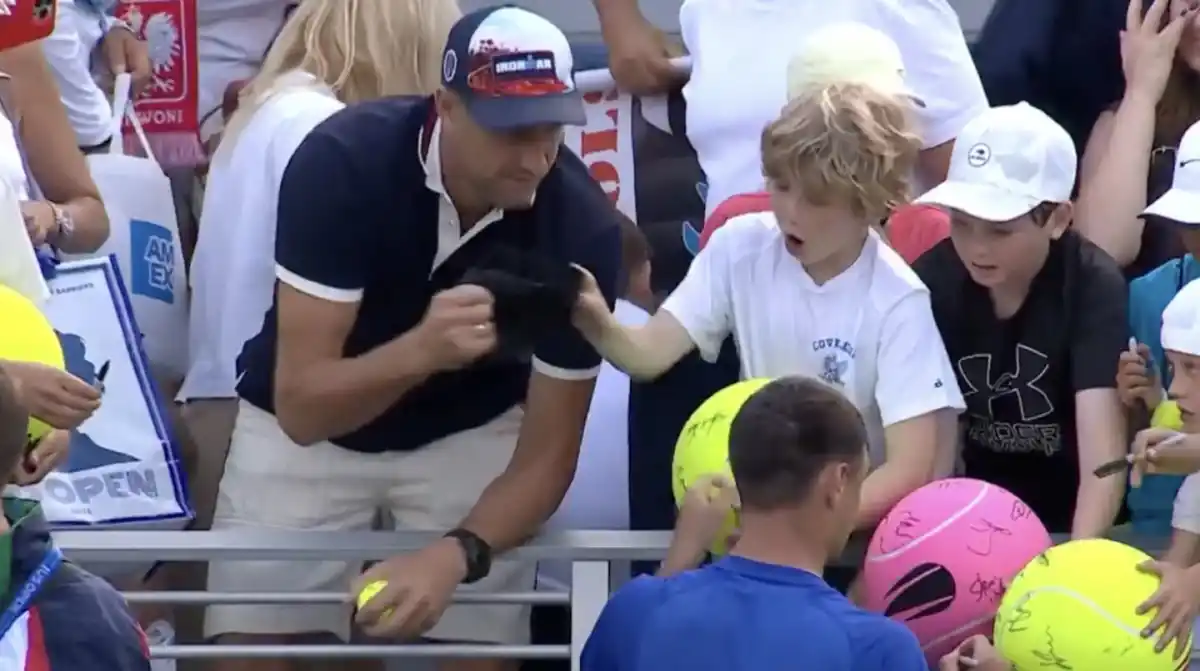 Indignación y final feliz en el US Open: un niño sufrió el robo de una gorra, pero el tenista Kamil Majchrzak lo ayudó