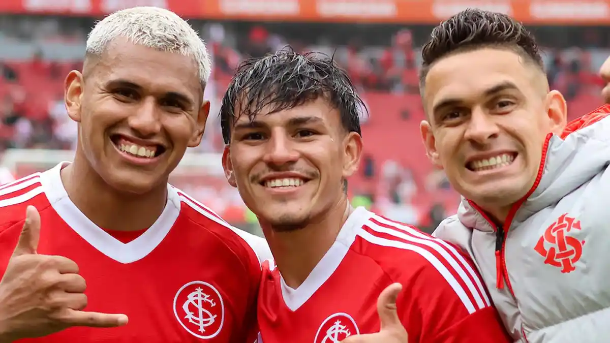 EN EL OJO DE LA TORMENTA. Braian Aguirre (izquierda) y Alexandro Bernabei (centro) fueron señalados en el escándalo que sacude al Inter de Porto Alegre.