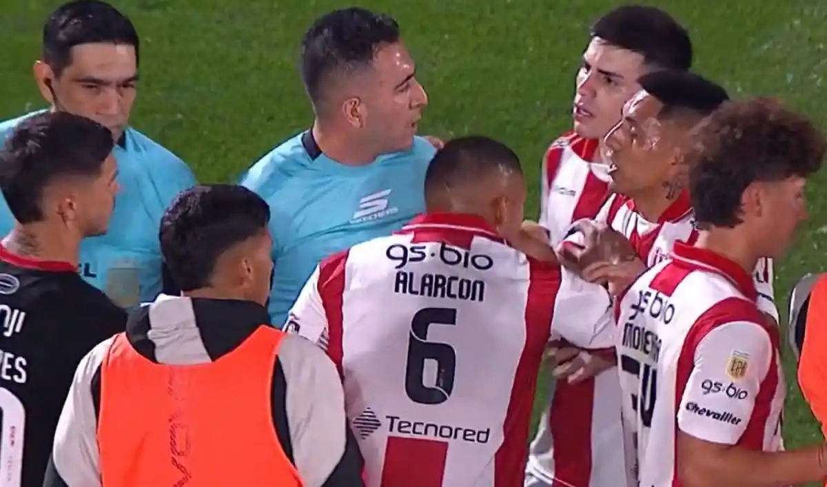 Los jugadores de Instituto protestaron por la decisión de Luis Lobo Medina.