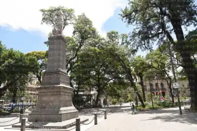 Recuerdos fotográficos: contra todos, Lola Mora puso a la Libertad mirando al cerro
