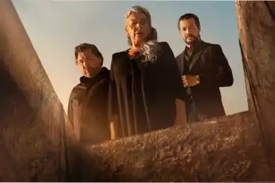 Netflix estrenó Dos tumbas, el enigmático thriller español de solo tres capítulos para ver el fin de semana