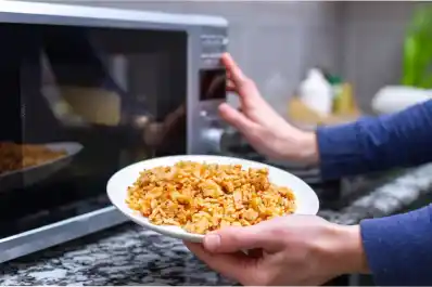 No es tan sencillo: cinco alimentos con precauciones al calentarlos en el microondas
