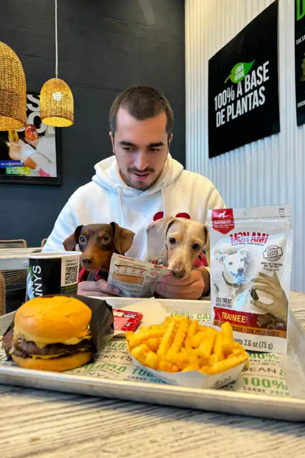 Juani con Rasmus y Kaia en Dean & Denny’s 