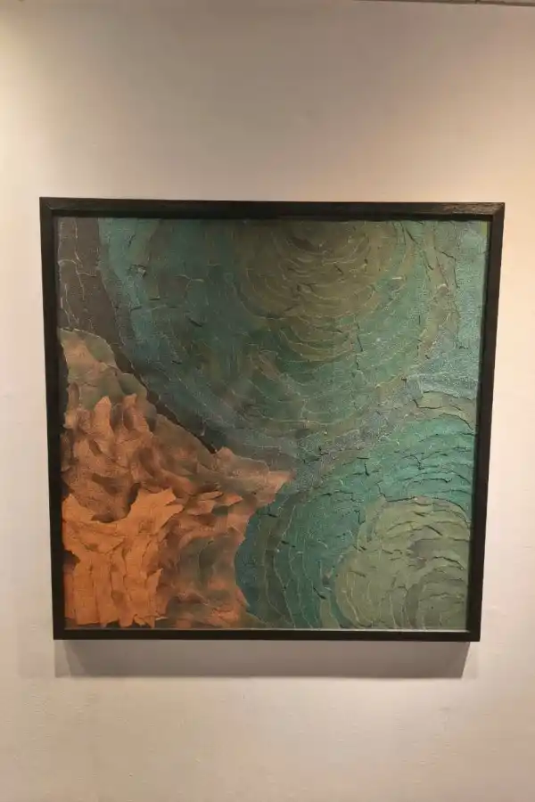 MENCIÓN ESPECIAL DEL JURADO. “La aspereza del paisaje” es el collage con papel de lija del artista salteño Federico Kirschbaum.