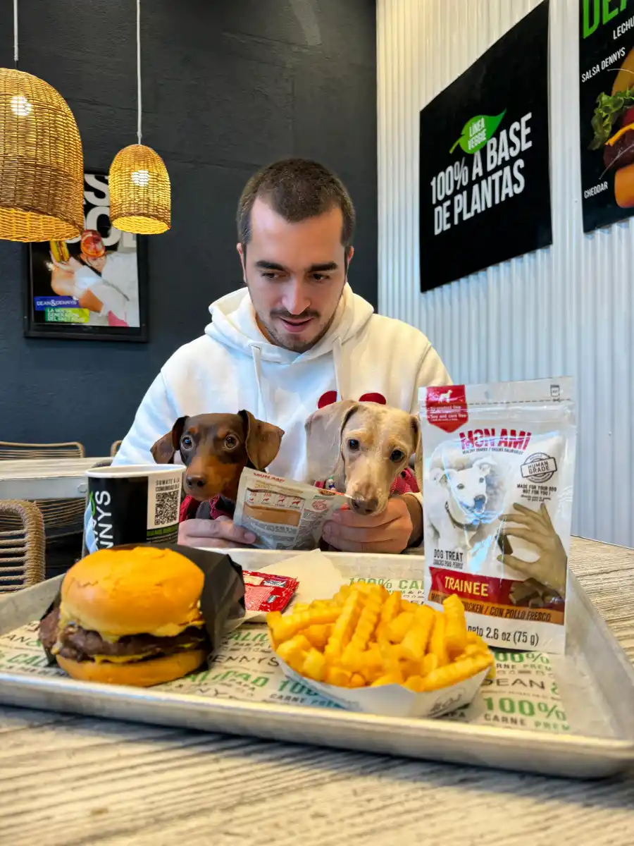 Juani con Rasmus y Kaia en Dean & Denny’s 