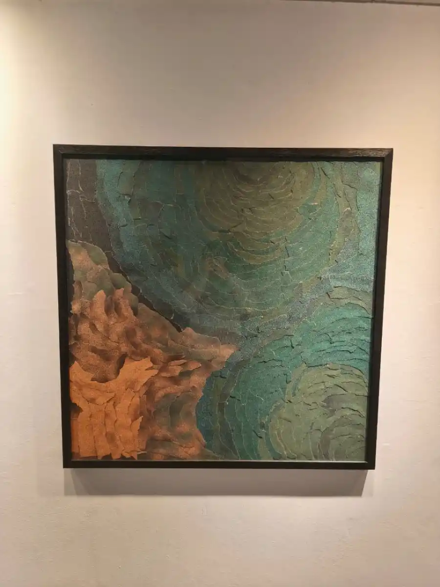 MENCIÓN ESPECIAL DEL JURADO. “La aspereza del paisaje” es el collage con papel de lija del artista salteño Federico Kirschbaum.