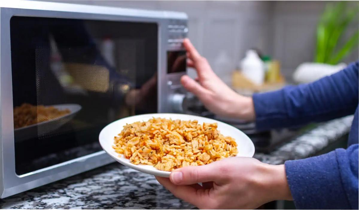 No es tan sencillo: cinco alimentos con precauciones al calentarlos en el microondas