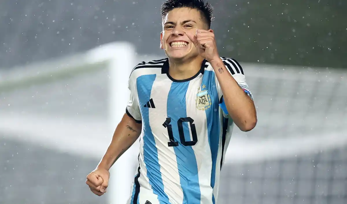 Claudio Echeverri llegó al país para sumarse a la concentración de la Selección en Ezeiza.