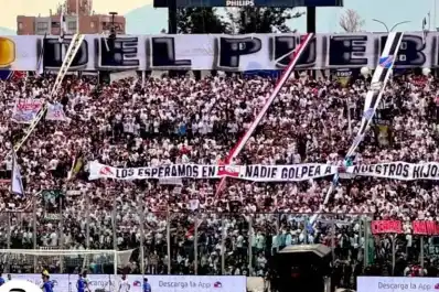 La barra de Colo-Colo amenazó a Independiente y chicaneó a los hinchas de la U. de Chile