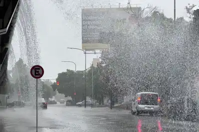 La tormenta de Santa Rosa llegó puntual y hay alerta naranja por mal clima en algunas provincias