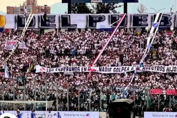 La barra de Colo-Colo amenazó a Independiente y chicaneó a los hinchas de la U. de Chile