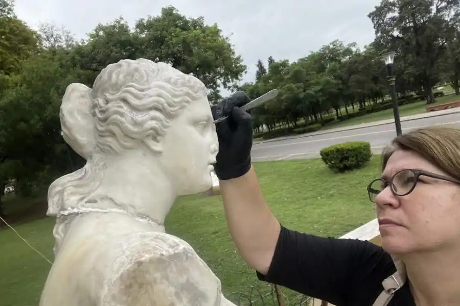 LIMPIEZA. Fagalde va despojando a la escultura de restos de materiales.