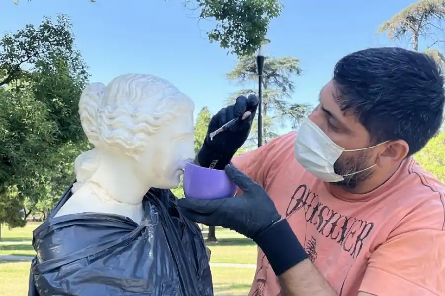 AL MILÍMETRO. Así se completa la restauración. Aquí, Sánchez trabaja con resina para reintegrar partes faltantes.