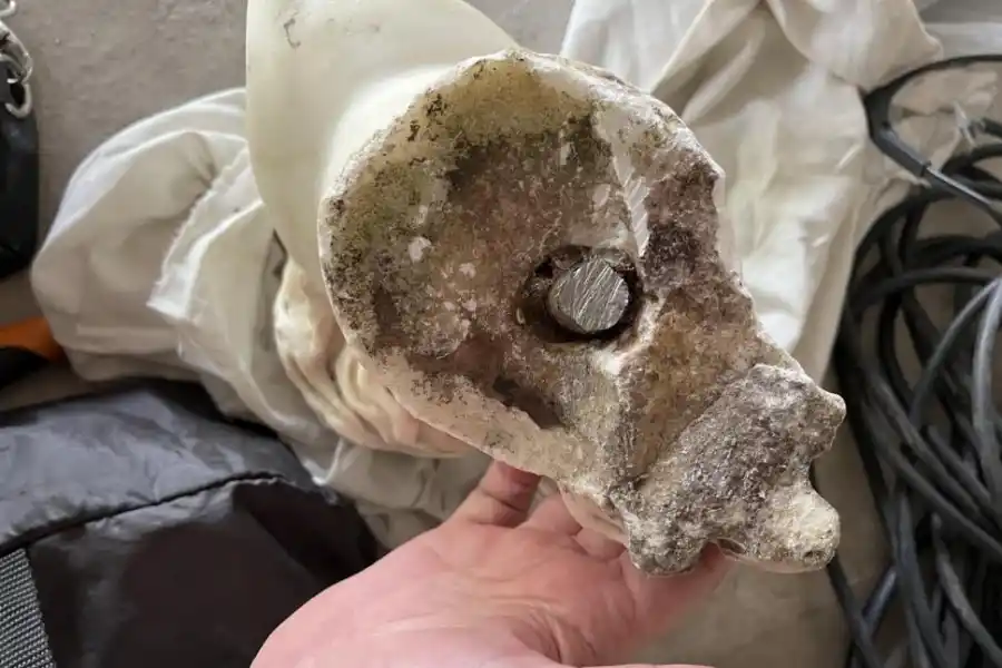 INTERIOR DE LA VENUS DE MILO. El perno de hierro no pudo removerse.