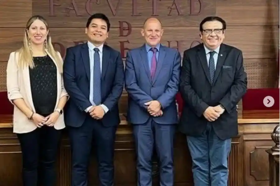 ÁMBITO UNIVERSITARIO. Solana Esther Casella, Luis Ontiveros, el catedrático Fernando Carbajo Cascón y el camarista Mario Leal.