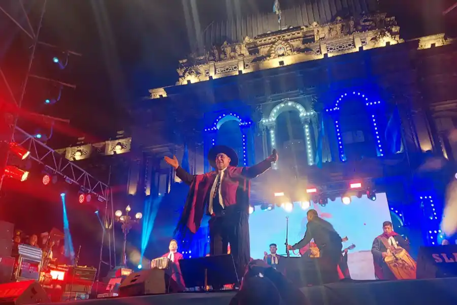 PURO FOLCLORE. En cada presentación el mítico cantante folclore convoca a multitudes. LA GACETA/ FOTO DE ARIANE ARMAS