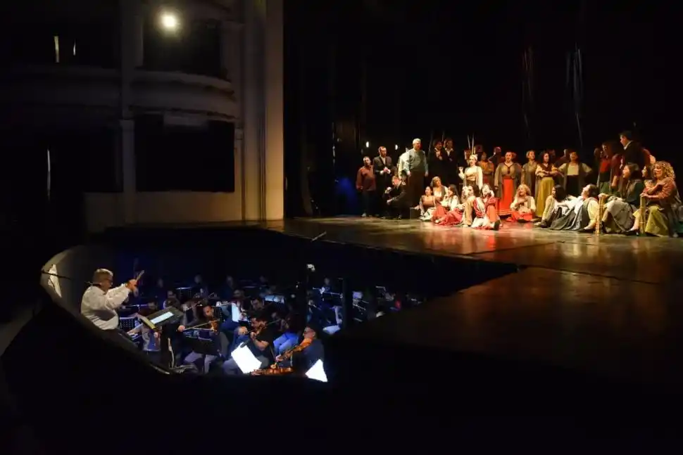 ORQUESTA Y COROS. La puesta en escena de la ópera “Carmen” reúne a unos 80 artistas de los cuerpos estables del Ente Cultural de Tucumán.
