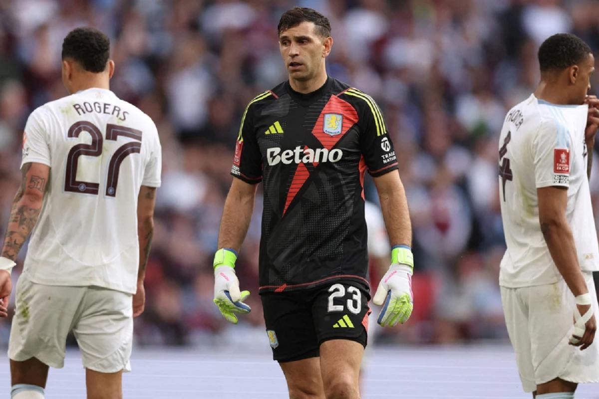 "Dibu" Martínez está a un paso de ser arquero de Manchester United