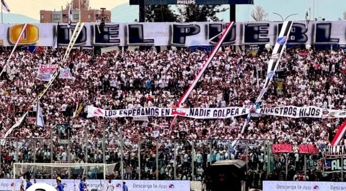 La barra de Colo-Colo amenazó a Independiente y chicaneó a los hinchas de la U. de Chile