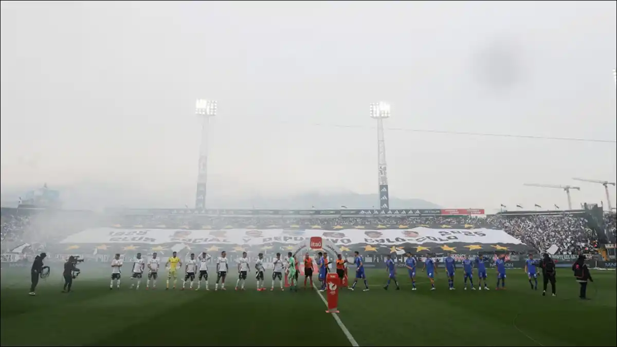 DOLOR EN EL MONUMENTAL. El Superclásico chileno estuvo atravesado por la tragedia, donde un hincha perdió la vida minutos antes del inicio del partido.