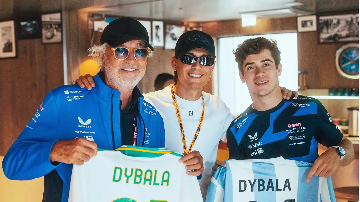 DOS ARGENTINOS EN ZANDVOORT. Franco Colapinto y Paulo Dybala coincidieron en el GP neerlandés y dejaron una postal inesperada junto a Flavio Briatore.