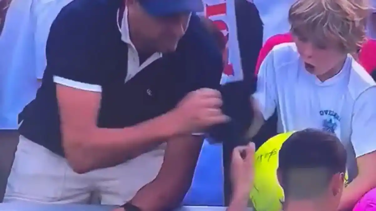 EL MOMENTO DEL ROBO. La secuencia viral muestra al empresario arrebatándole la gorra al niño que la esperaba como regalo de Kamil Majchrzak.