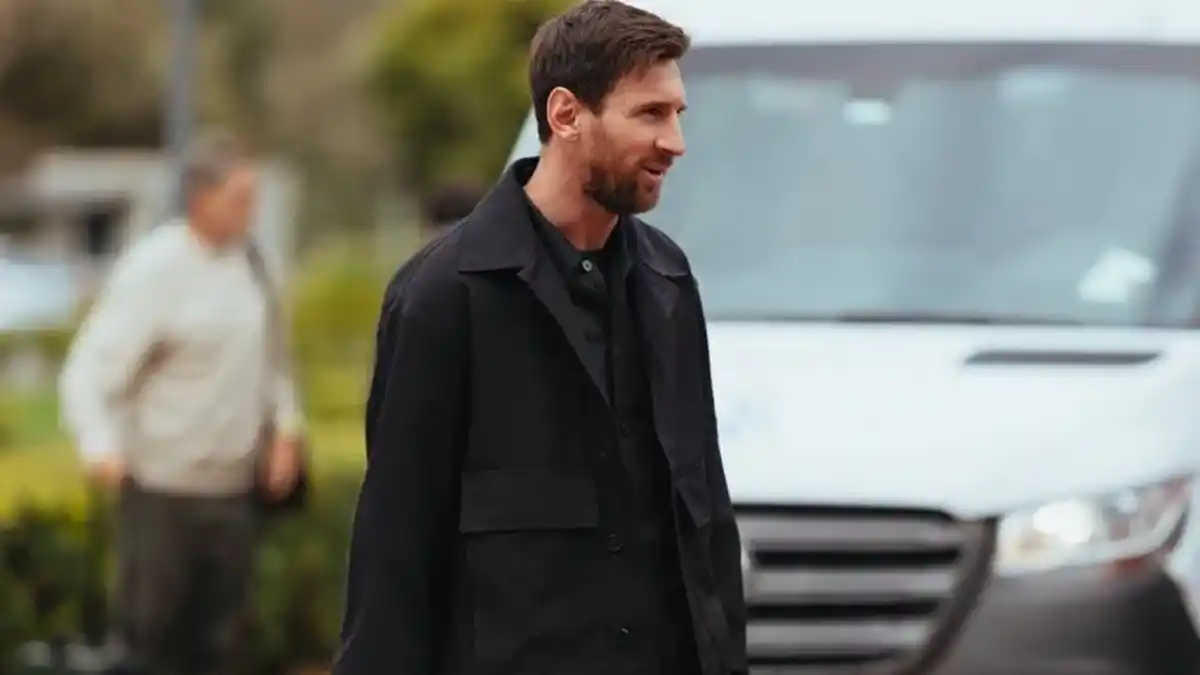 SONRISA. Messi mostró un buen ánimo cuando arribó al predio de Ezeiza que lleva su nombre.