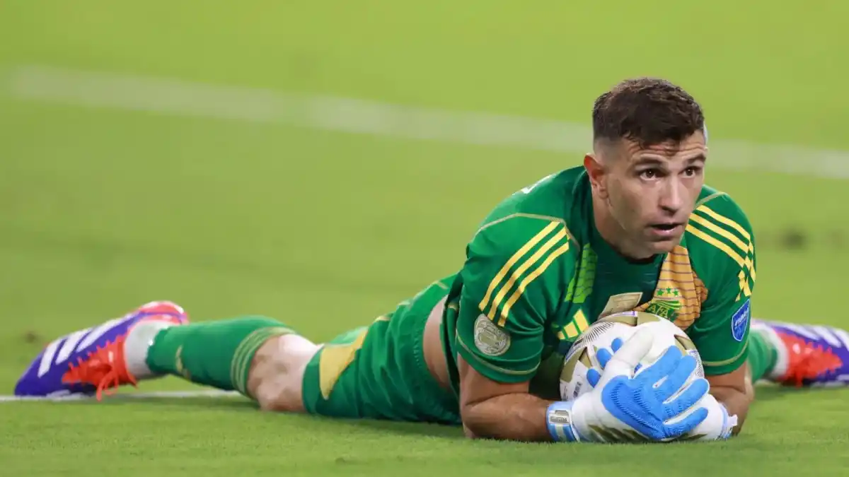 Sorpresa en el mercado: Galatasaray quiere a Dibu Martínez y le ofrece jugar la Champions League