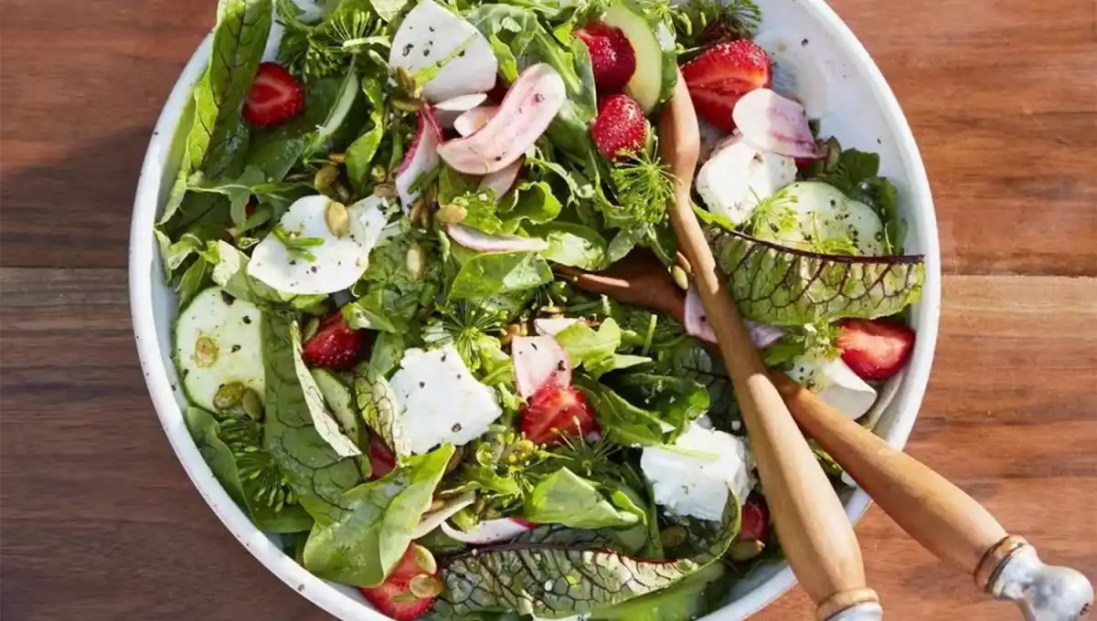 Ensalada verde con frutillas. 