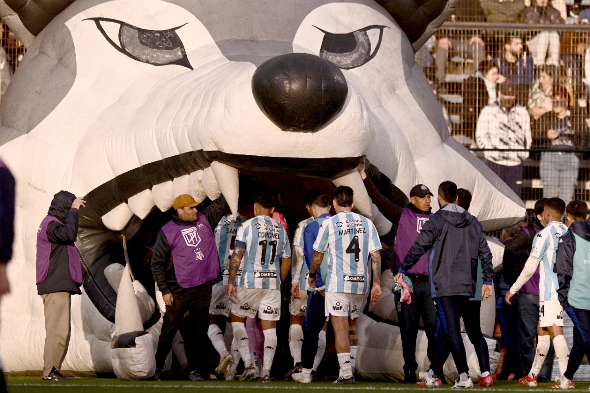 CON LA CABEZA GACHA. Atlético entró dormido y reaccionó después del gol en contra de Damián Martínez.