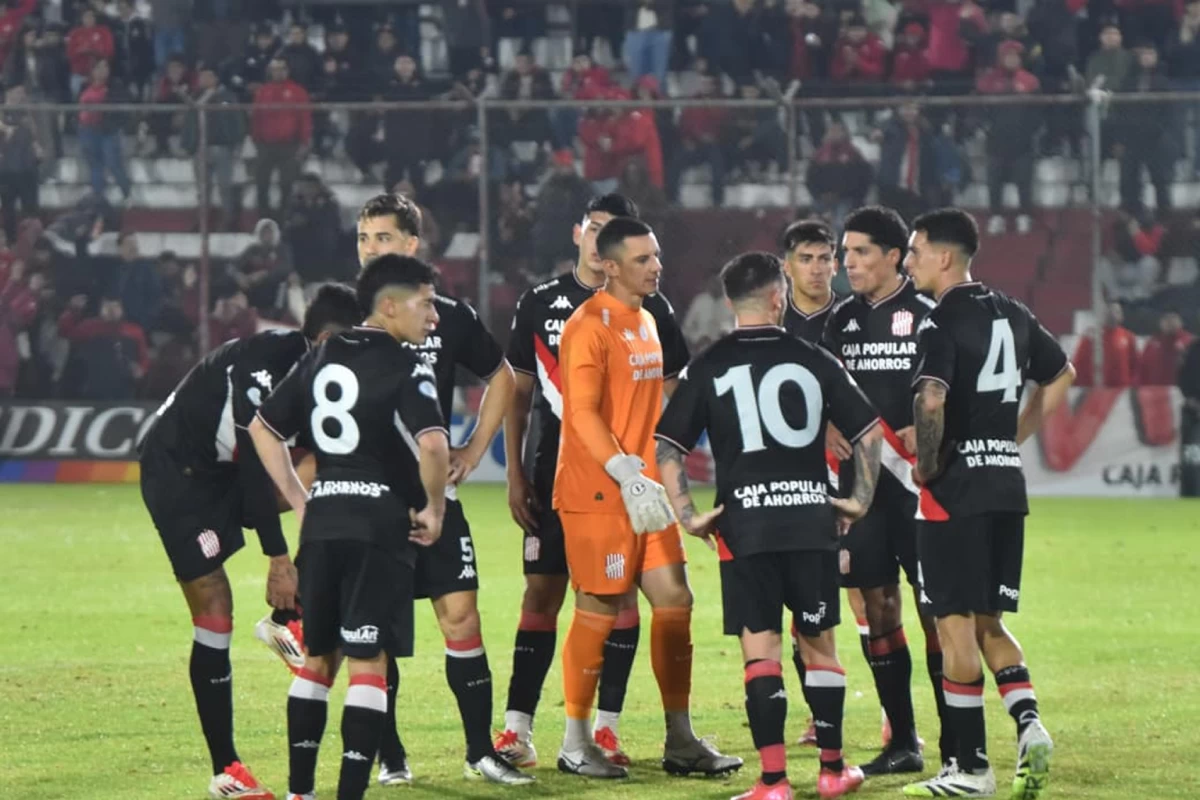 NO LO PUEDEN CREER. Sand intenta levantarle el ánimo a sus compañeros; luego de una dura derrota.