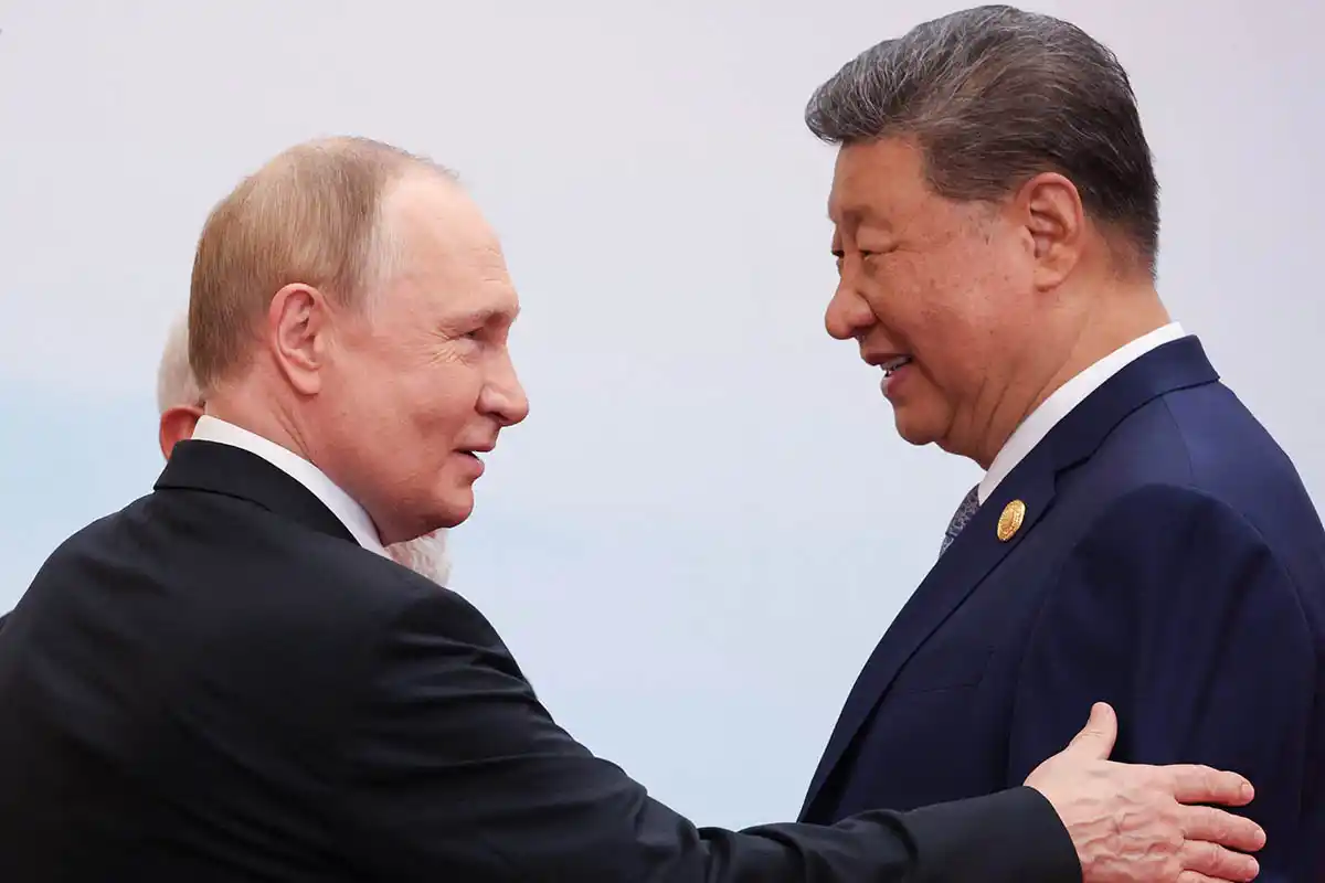 Putin saluda a Xi Jinping.
