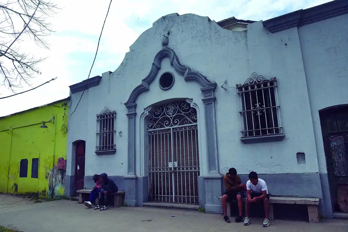 LA FACHADA. Arriba se aprecia el hueco donde estaba el reloj.