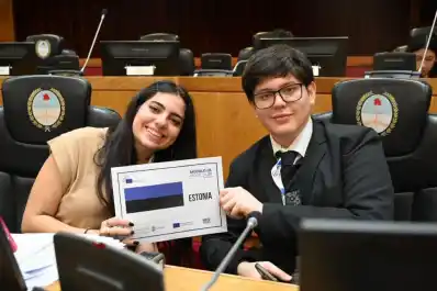 Sueña con llegar a la ONU tras ser becada por la Unión Europea