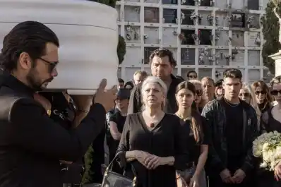 Apenas estrenó en Netflix Dos tumbas y ya es la serie más vista en España: los secretos de su éxito